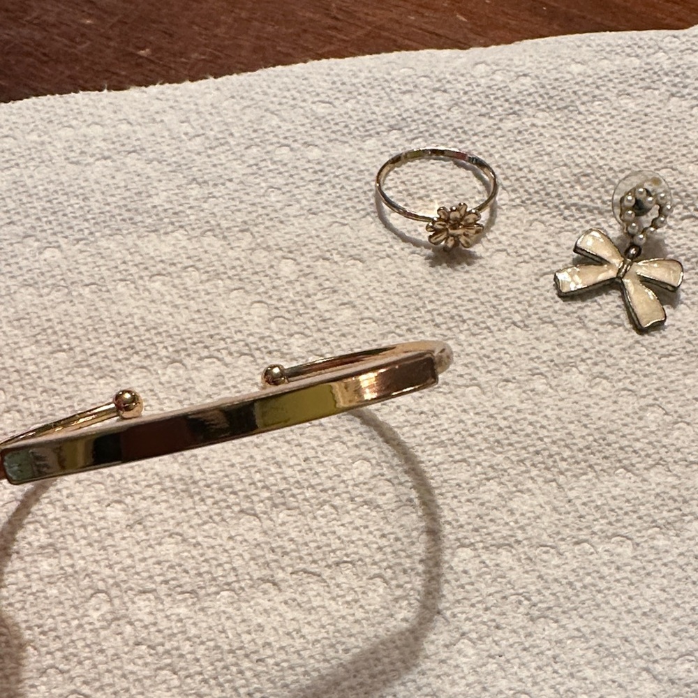 Elegant Gold Bracelet, Ring, and Earrings Set - Picture 6 of 13